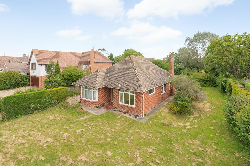 Lot: 123 - BUNGALOW FOR REPAIR IN DESIRABLE LOCATION WITH POTENTIAL FOR REDEVELOPMENT - Detached bungalow on good size plot